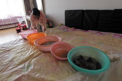 道孚楼上漏水，住户失联，小区没物管，业主维权难！律师来支招……